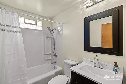Bath - 1054 S 7th Ave, Kankakee, IL 60901 photo 1 of 1