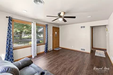 Living - 1054 S 7th Ave, Kankakee, IL 60901 photo 3 of 4