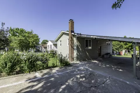 13 N Pioneer Rd, Waukegan, IL 60085