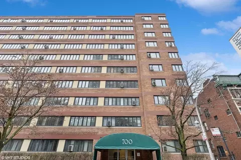 700 W Bittersweet Pl #1004, Chicago, IL 60613