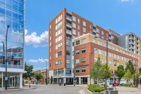 301 N Neil St #606, Champaign, IL 61820
