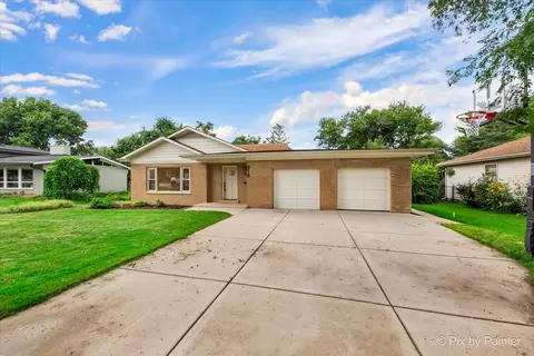 Exterior - 918 Delles Rd, Wheaton, IL 60189 photo 5 of 10