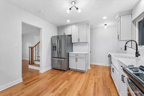 Kitchen - 918 Delles Rd, Wheaton, IL 60189 photo 2 of 3
