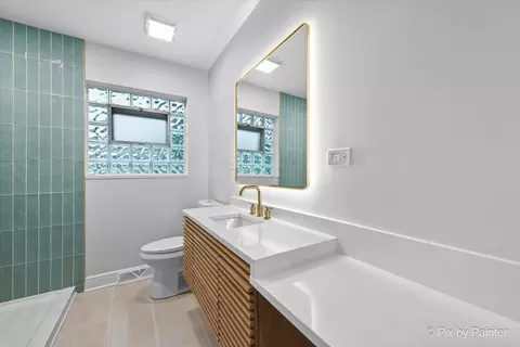 Bath - 918 Delles Rd, Wheaton, IL 60189 photo 2 of 4