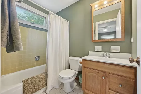 Bath - 1633 Redpoll Ct, Naperville, IL 60565 photo 3 of 3