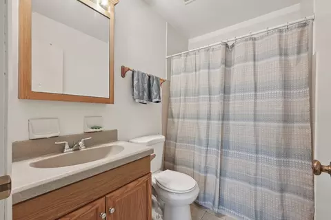 Bath - 1633 Redpoll Ct, Naperville, IL 60565 photo 2 of 3