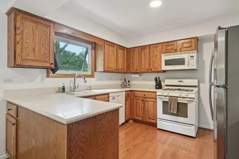 Kitchen - 1633 Redpoll Ct, Naperville, IL 60565 photo 2 of 4