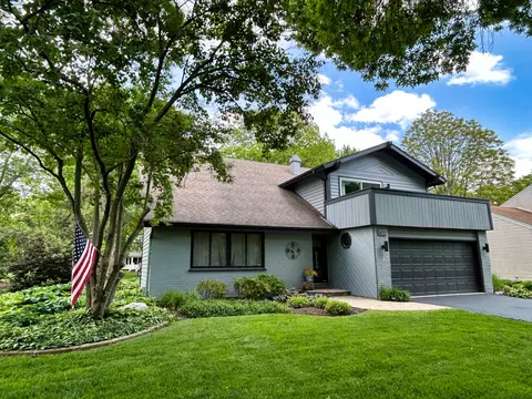 1622 Indian Knoll Rd, Naperville, IL 60565