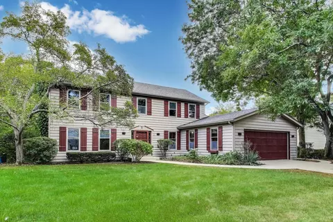 630 Paradise Ln, Libertyville, IL 60048