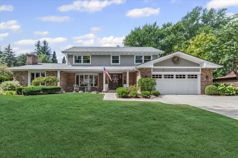 911 Paradise Ln, Libertyville, IL 60048