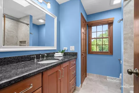 Bath - 1423 Meander Dr, Naperville, IL 60565 photo 4 of 4
