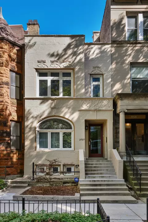 2727 N Hampden Ct, Chicago, IL 60614