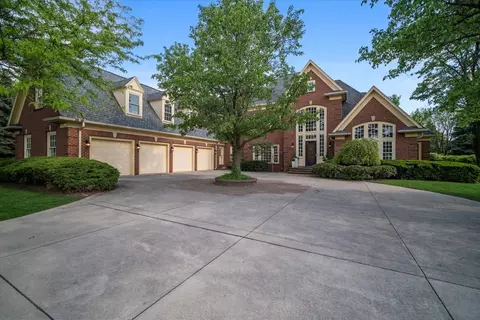 1 Worthington Ct, Bloomington, IL 61704