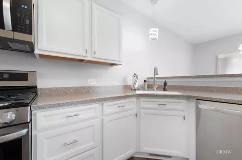 Kitchen - 101 Bay Dr, Itasca, IL 60143 photo 4 of 4