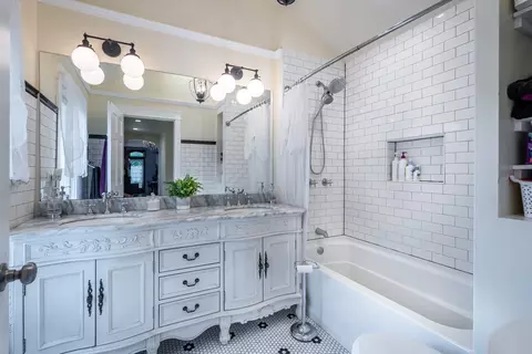 Bath - 207 E Custer St, Lemont, IL 60439 photo 2 of 3