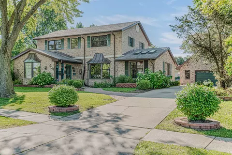 353 Elk Grove Blvd, Elk Grove Village, IL 60007