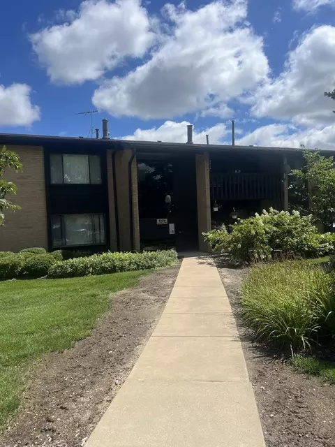 6139 Knoll Wood Rd #103, Willowbrook, IL 60527