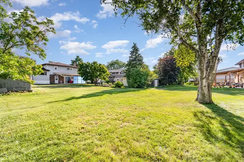 Exterior - 949 Rose Ln, Wheeling, IL 60090 photo 4 of 4