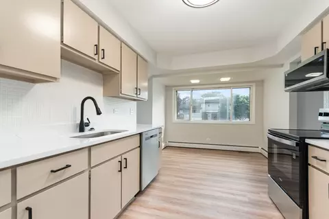Kitchen - 949 Rose Ln, Wheeling, IL 60090 photo 2 of 3