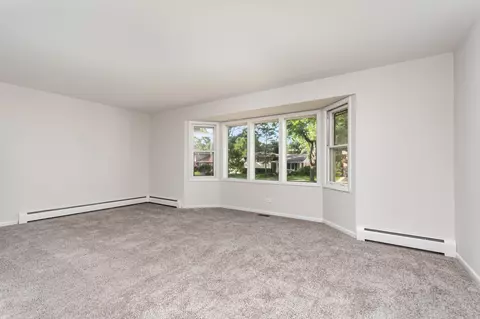 Living - 949 Rose Ln, Wheeling, IL 60090 photo 4 of 7