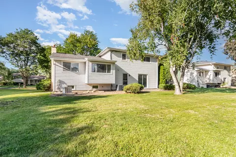 Exterior - 949 Rose Ln, Wheeling, IL 60090 photo 3 of 4