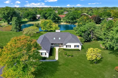 5 University Cir, Hawthorn Woods, IL 60047