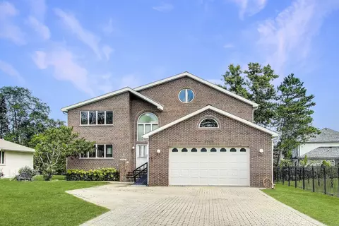 2305 Pfingsten Rd, Glenview, IL 60026