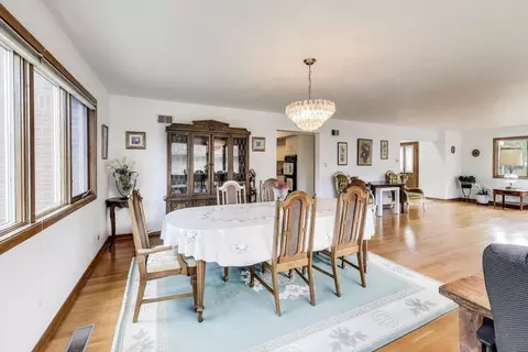 Dining - 2305 Pfingsten Rd, Glenview, IL 60026 photo 2 of 5