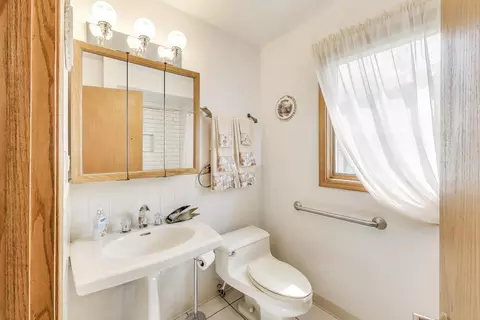 Bath - 2305 Pfingsten Rd, Glenview, IL 60026 photo 1 of 5