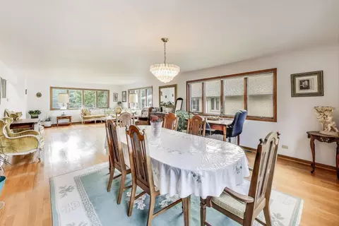 Dining - 2305 Pfingsten Rd, Glenview, IL 60026 photo 3 of 5