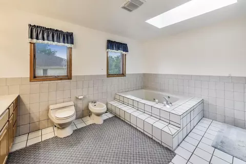 Bath - 2305 Pfingsten Rd, Glenview, IL 60026 photo 4 of 5