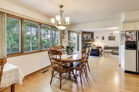 Dining - 2305 Pfingsten Rd, Glenview, IL 60026 photo 4 of 5