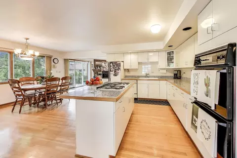 Kitchen - 2305 Pfingsten Rd, Glenview, IL 60026 photo 2 of 3