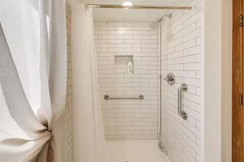 Bath - 2305 Pfingsten Rd, Glenview, IL 60026 photo 2 of 5