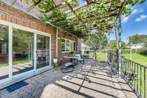 Exterior - 2305 Pfingsten Rd, Glenview, IL 60026 photo 3 of 7
