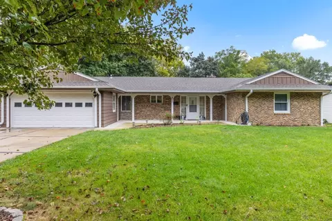 821 Winthrop Ln, Rockford, IL 61107