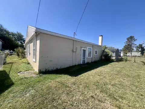 Exterior - 17 E 10th St, Danville, IL 61832 photo 3 of 5