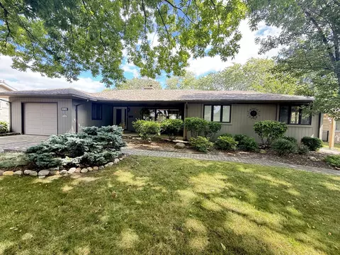 812 N Allen Ave, Mchenry, IL 60050