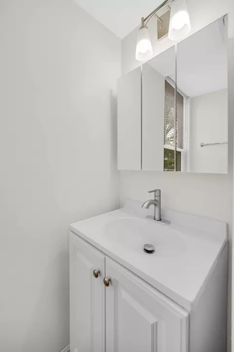 Bath - 902 Serendipity Dr, Aurora, IL 60504 photo 3 of 3