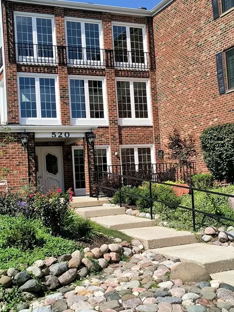 520 Biesterfield Rd #318, Elk Grove Village, IL 60007