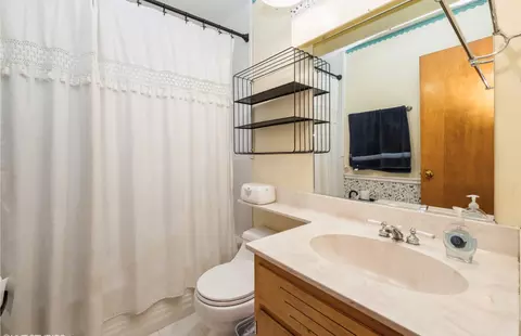 Bath - 15 N Edison Ave, Elgin, IL 60123 photo 1 of 2