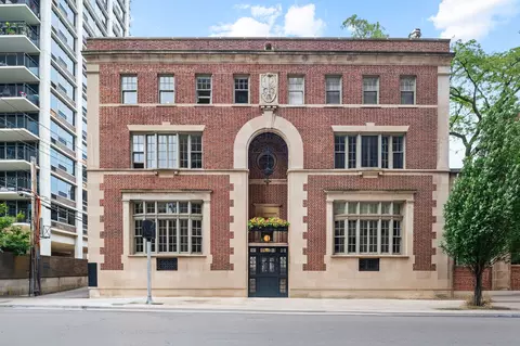 50 W Schiller St #2G, Chicago, IL 60610