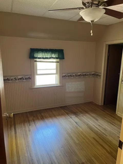 Bedroom - 719 Oak Ave, Aurora, IL 60506 photo 6 of 10