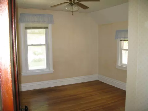 Bedroom - 719 Oak Ave, Aurora, IL 60506 photo 3 of 10