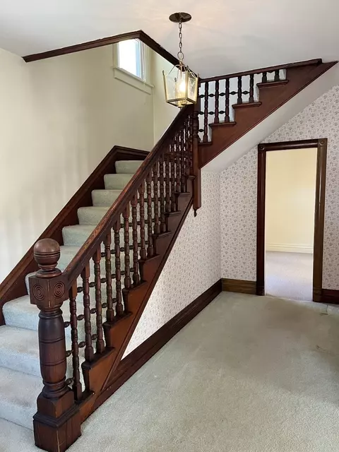 Entry Way - 719 Oak Ave, Aurora, IL 60506 photo 4 of 4