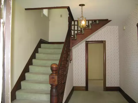 Entry Way - 719 Oak Ave, Aurora, IL 60506 photo 3 of 4