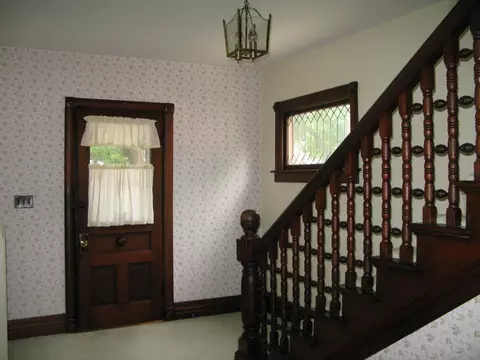 Entry Way - 719 Oak Ave, Aurora, IL 60506 photo 2 of 4