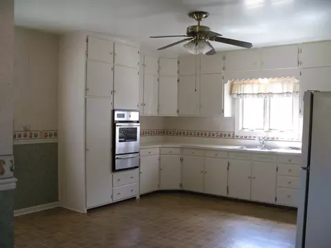 Kitchen - 719 Oak Ave, Aurora, IL 60506 photo 2 of 3