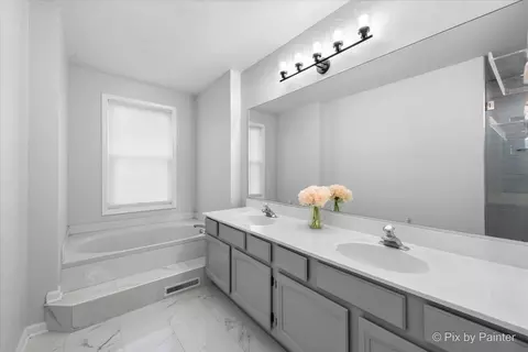 Bath - 4658 Burnham Dr, Hoffman Estates, IL 60192 photo 2 of 4