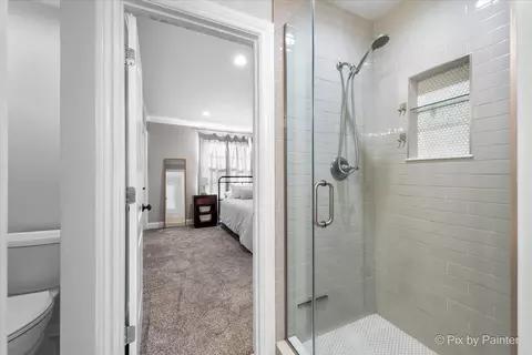 Bath - 4658 Burnham Dr, Hoffman Estates, IL 60192 photo 3 of 4